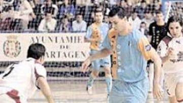 <b>VIBRANTE. </b>Simi intenta superar a Pipe en un partido interesante.