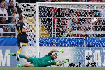 Futbol, Chile vs Australia
El jugador de la seleccion australiana James Troisi, izquierda, marca su gol contra Chile durante el partido del grupo B de la Copa Confederaciones disputado en el estadio Arena Spartak de Moscu, Rusia.
25/06/2017
Mexsport/Photosport
*******

Football, Chile vs Australia
Australia's player James Troisi left, scorer against Chile during the group B football match of the Confederations Cup at the Spartak Arena in Moscow, Russia.
25/06/2017
Mexsport/Photosport