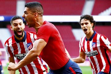 Uno de los partidos claves y que se recordará de esa Liga 2020-21 fue el que enfrentó al Atlético ante Osasuna en el Wanda Metropolitano. En la antepenúltima jornada, el líder vio muy de cerca perdida la Liga cuando Budimir adelantó a los navarros en el minuto 75. Después de ir todo el año arriba en la tabla y haber dominado claramente el encuentro, el Atlético podía quedarse sin título. Pero los goles de Lodi, en el minuto 82, y Luis Suárez, en el 88, propiciaron que los tres puntos se quedaran en casa y que el Atlético afrontara la última jornada dependiendo de sí mismo. Los jugadores celebraron el 2-1 casi como si hubieran ganado el título. 