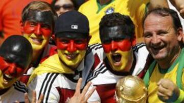 Cuatro aficionados alemanes se fotograf&iacute;an con un hincha brasile&ntilde;o que seguro que apoyar&aacute; a la &lsquo;Mannschaft&rsquo; en la final del domingo en Maracan&aacute;.
 