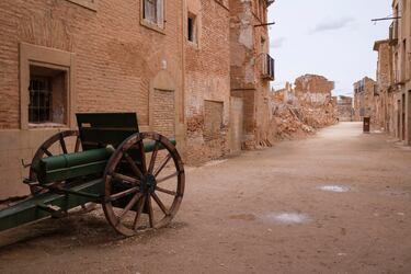 Belchite es el testimonio de la triste historia de la Guerra Civil española. El pueblo fue destruido en una de las más cruentas batallas de la guerra y casas, iglesias y calles quedaron totalmente destruidas por lo que el pueblo fue abandonado. Franco ordenó no reconstruirlo y levantar un nuevo Belchite a pocos kilómetros. En 2025 ha sido incluido en el Fondo Mundial de los Monumentos para su preservación como lugar de memoria y reflexión y por su rico patrimonio cultural.