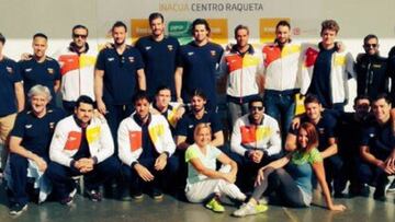 Los jugadores de la selecci&oacute;n espa&ntilde;ola de waterpolo posan en el Centro Inacua de M&aacute;laga.