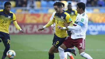 Mexico&#039;s Gilberto Sepulveda, right, and Ecuador&#039;s Leonardo Campana challenge for the ball during the Group B U20 World Cup soccer match between Ecuador and Mexico, in Gdynia, Poland, Wednesday, May 29, 2019. (AP Photo/Darko Vojinovic)