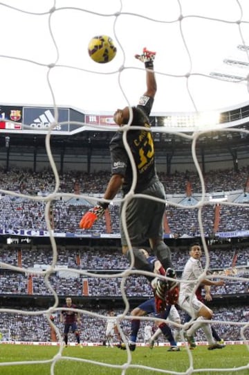 GRA357. MADRID, 25/10/2014.- El portero chileno del FC Barcelona Claudio Bravo intenta detener el balón tras un cabezazo de Pepe. 