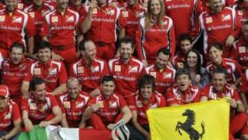 <b>UN DÍA FELIZ. </b>Todo el equipo Ferrari necesitaba la satisfacción de la victoria y ayer la celebraron así en un escenario tan especial como el de Silverstone.