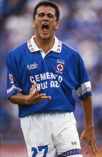 Luego de su paso exitoso, en 1998 Cruz Azul decidió transferirlo a pesar de que aún tenía un rendimiento alto. Aceptó negociar con otros equipos, pero Necaxa se lo llevó.