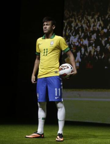 Neymar posa con la nueva equipación completa.