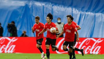 Los jugadores del Mallorca celebran el tanto en el Bernabéu.