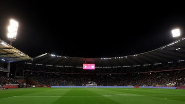 Vista general dentro del estadio mientras el partido es suspendido después de un tiroteo en la ciudad de Bruselas.