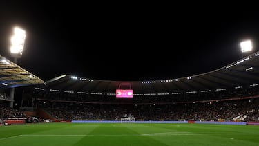 Vista general dentro del estadio mientras el partido es suspendido después de un tiroteo en la ciudad de Bruselas.