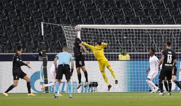 Marco Asension mandó el balón al larguero de Yann Sommer.