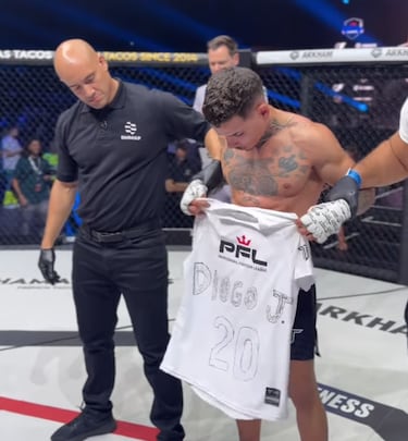 Oliveira con una camiseta con el nombre y el dorsal de Diogo Jota tras vencer por 'knockout' a Anas Azizoun.