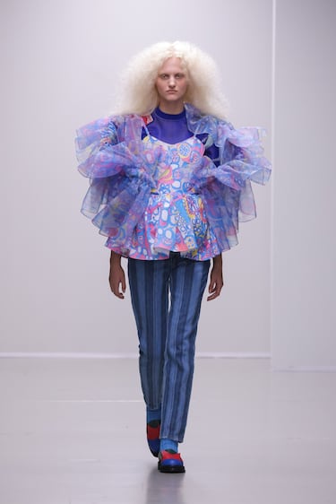 Una modelo desfila por la pasarela durante el desfile de Anrealage Womenswear Primavera/Verano 2026 en el Palacio de Tokio, como parte de la Semana de la Moda de París, el 30 de septiembre de 2025 en París, Francia.