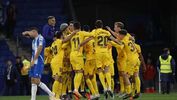 Los jugadores del Barça celebran el triunfo ante el Espanyol y el título de Liga.