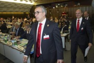 El presidente de Madrid 2020, Alejandro Blanco (i), y el ministro de Economía y Competitividad español, Luis de Guindos (d), a su llegada a la presentación de la candidatura de Madrid 2020 ante el Comité Olímpico Internacional (COI), en el Centro de Congresos de Beaulieu, en Lausana (Suiza).