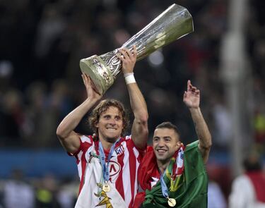 El delantero uruguayo disputó 46 partidos europeos con el Atlético, en los que marcó 16 goles. Dos suyos están en la historia de la entidad madrileña: los que logró el 12 de mayo de 2010 ante el Fulham que valieron para la conquista de la Europa League. También había decidido en semifinales ante el Liverpool. Posteriormente ganó la Supercopa de Europa. Su debut europeo de rojiblanco fue el 28 de julio de 2007, ante el Gloria Bistrita, con triunfo por 1-0 (gol suyo). En total jugó 198 partidos con el Atlético y fue Bota de Oro en la campaña 2008-09. Es el único rojiblanco que la tiene. 