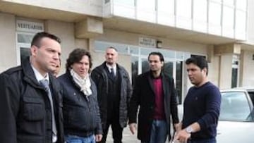 <b>DE COMPRAS. </b>Alí Syed, rodeado de su gente de confianza, estuvo ayer en El Sardinero.