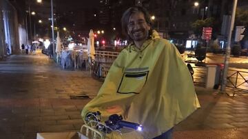 El ciclista urbano David S&aacute;iz posa con su bicicleta antes de ser arrollado por un conductor ebrio mientras regresaba de la cadena ciclista con motivo del D&iacute;a Mundial de la Bicicleta.