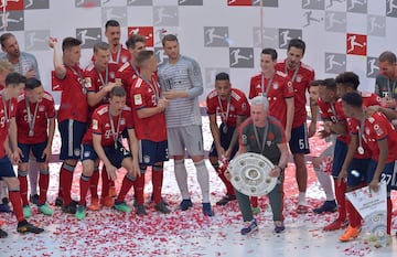 Con trofeo y cerveza en mano Bayern y James celebran el título