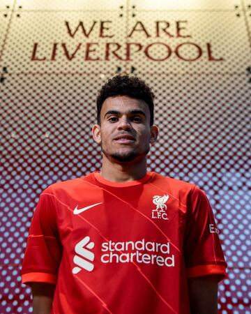 Luis Díaz ya posó con al camiseta número 23 que usará en Liverpool. El colombiano no ve la hora de debutar y estar en el espectacular ambiente de Anfield. El rojo le luce. 