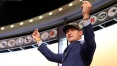 Johnny Manziel en su elecci&oacute;n en el draft por los Cleveland Browns.