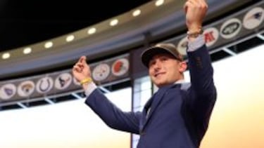 Johnny Manziel en su elección en el draft por los Cleveland Browns.