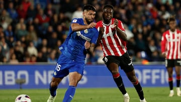 GETAFE, 03/05/2024.- El delantero del Athletic Club, Iñaki Williams (d), disputa el balón ante el defensa uruguayo del Getafe, Omar Alderete, durante el encuentro correspondiente a la jornada 34 que Getafe y Athletic Club disputan hoy viernes en el Coliseum de Getafe. EFE / Sergio Pérez.
