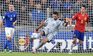 Italia y España igualaron 1-1 en Turín, en juego del grupo G por el paso al Mundial Rusia 2018. Vitolo marcó para el visitante y De Rossi para los locales.