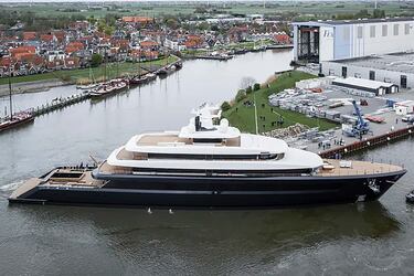 Un yate de más de 90 metros construido por Feadship por unos 300 millones de euros. El barco cuenta con motor híbrido, piscina, beach club, garaje para lanchas auxiliares y estancias familiares con acabados naturales, todo diseñado según sus indicaciones.