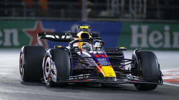 Las Vegas (United States), 19/11/2023.- Mexican Formula One driver Sergio Perez of Red Bull Racing in action during the Formula 1 Las Vegas Grand Prix, in Las Vegas, USA, 18 November 2023. (Fórmula Uno) EFE/EPA/CAROLINE BREHMAN