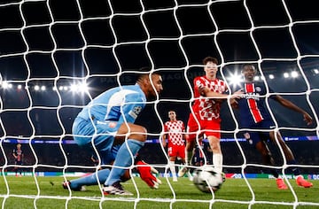 1-0, minuto 89. Nuno Mendes centra desde el lateral y casi sin ángulo tras desbordar a Arnau Martínez. Paulo Gazzaniga, en su único error de la noche, no consigue atrapara el balón y se le cuela entre las piernas.