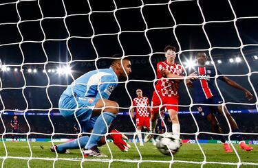 1-0, minuto 89. Nuno Mendes centra desde el lateral y casi sin ángulo tras desbordar a Arnau Martínez. Paulo Gazzaniga, en su único error de la noche, no consigue atrapara el balón y se le cuela entre las piernas.