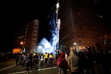 Un grupo de aficionados lanzan fuegos artificiales.