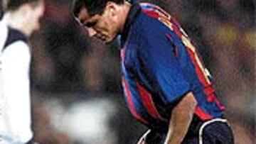 <b>FRENTE AL LIVERPOOL.</B> La mano, junto a la rodilla. Problema serio.