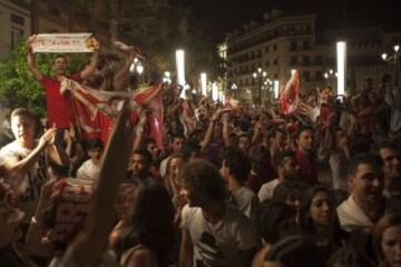 Los seguidores sevillistas celebraron el t¨ªtulo en las calles de la capital hispalense.