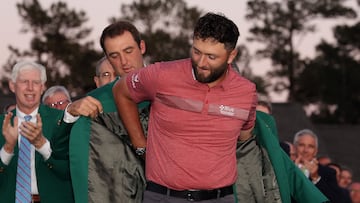 Scottie Scheffler coloca a Rahm la chaqueta verde que le corona como campeón del Masters de Augusta.