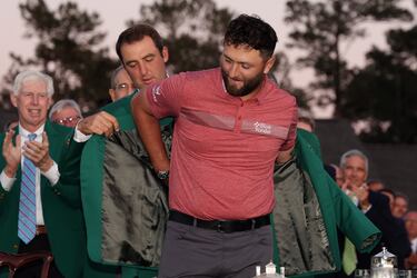 Ceremonia de chaqueta verde en el Masters de Augusta 2023. Jon Rahm campeón.
