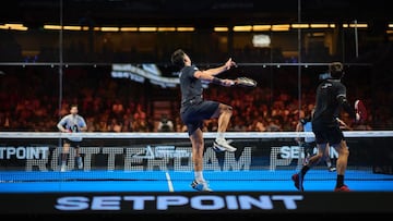 Tello en un remate ante Yanguas y Stupa.