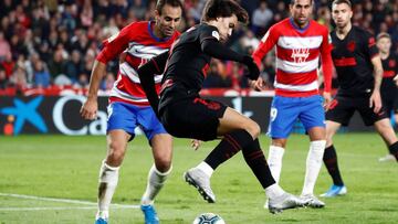 João Félix salta en una jugada ante el Granada.