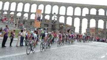 <b>PIEDRAS ETERNAS. </b>El pelotón, con Contador en cabeza, cruza cerca del Acueducto de Segovia, construido por los romanos a finales del Siglo I o principios del Siglo II.