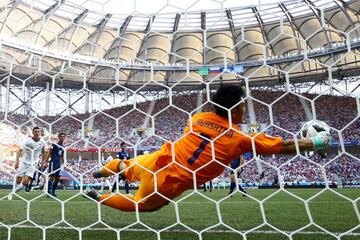 Parada increíble de Eiji Kawashima en la línea de meta.