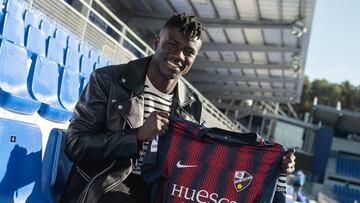 Obeng posa con la camiseta del Huesca durante su presentación.