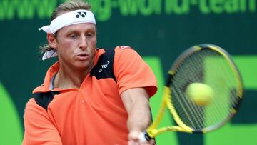David Nalbandián devuelve una bola ante Filippo Volandri durante su partido de fase de grupos de la Arag World Team Cup en el Rochus Club de Dusseldorf.