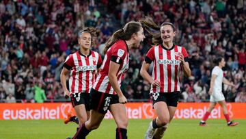 Clara Pinedo celebra el 1-1 ante el Sevilla junto a Jone Amezaga en San Mamés.