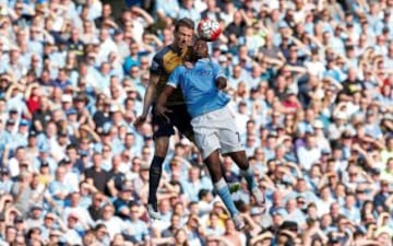 Laurent Koscielny y Kelechi Iheanacho durante el partido de la Premier entre el Manchester City y el Arsenal.