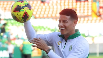 MEX856. LEON (MÉXICO), 25/01/2025.- James Rodríguez de León, calienta este sábado, previo a un juego por la jornada 3 del torneo Clausura 2025 de la Liga MX entre León y Juárez, en el estadio León en Guanajuato (México). EFE/ Luis Ramírez