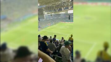 Aficionado de Boca es captado leyendo la biblia