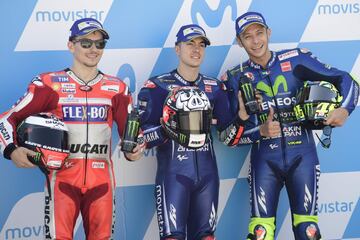 Maverick Viñales consigue la pole, acompañado por Jorge Lorenzo y Valentino Rossi en la primera fila.
