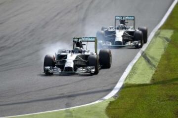 Lewis Hamilton tras Nico Rosberg.