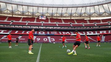 La plantilla del Atl&eacute;tico se entren&oacute; en el Wanda Metropolitano. Los jugadores de Simeone pisaron el c&eacute;sped nuevo. 